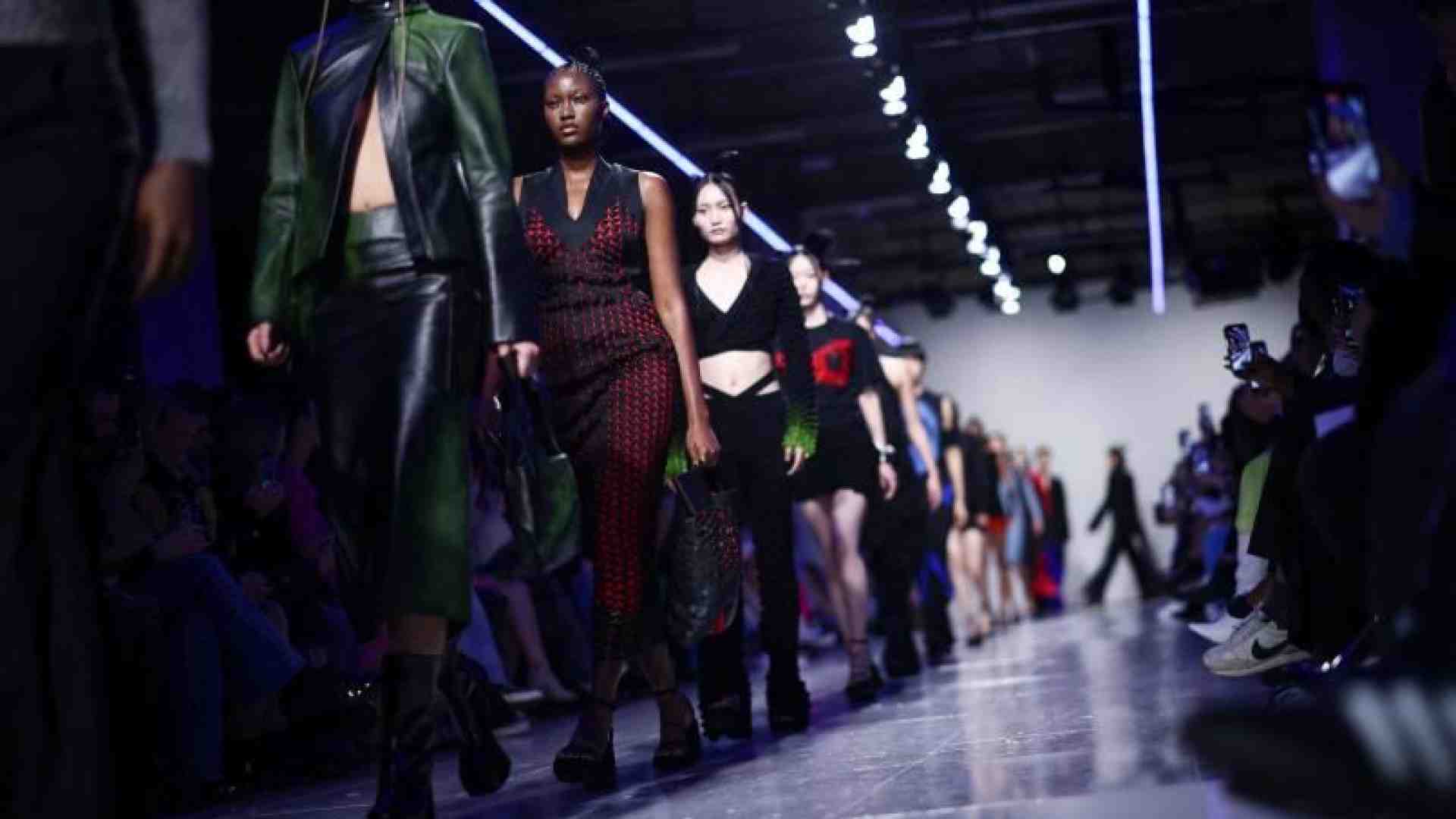 Fibre naturali e impegno sociale: la moda vira sulla sostenibilità