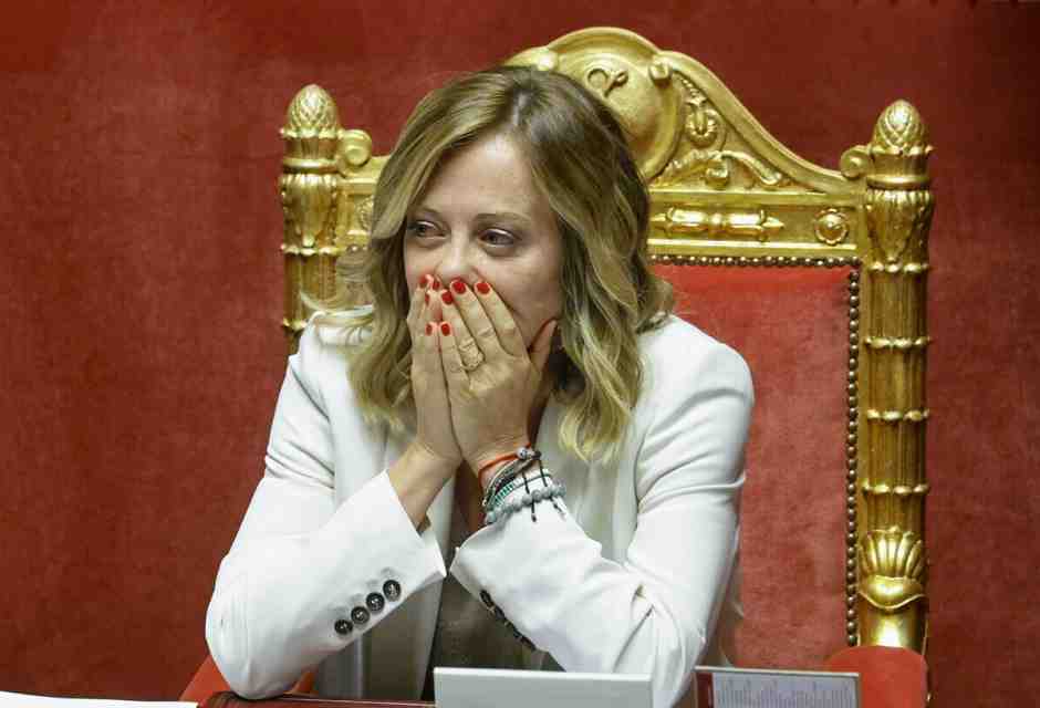 Meglio andarci piano con la storia della complottomania di Meloni