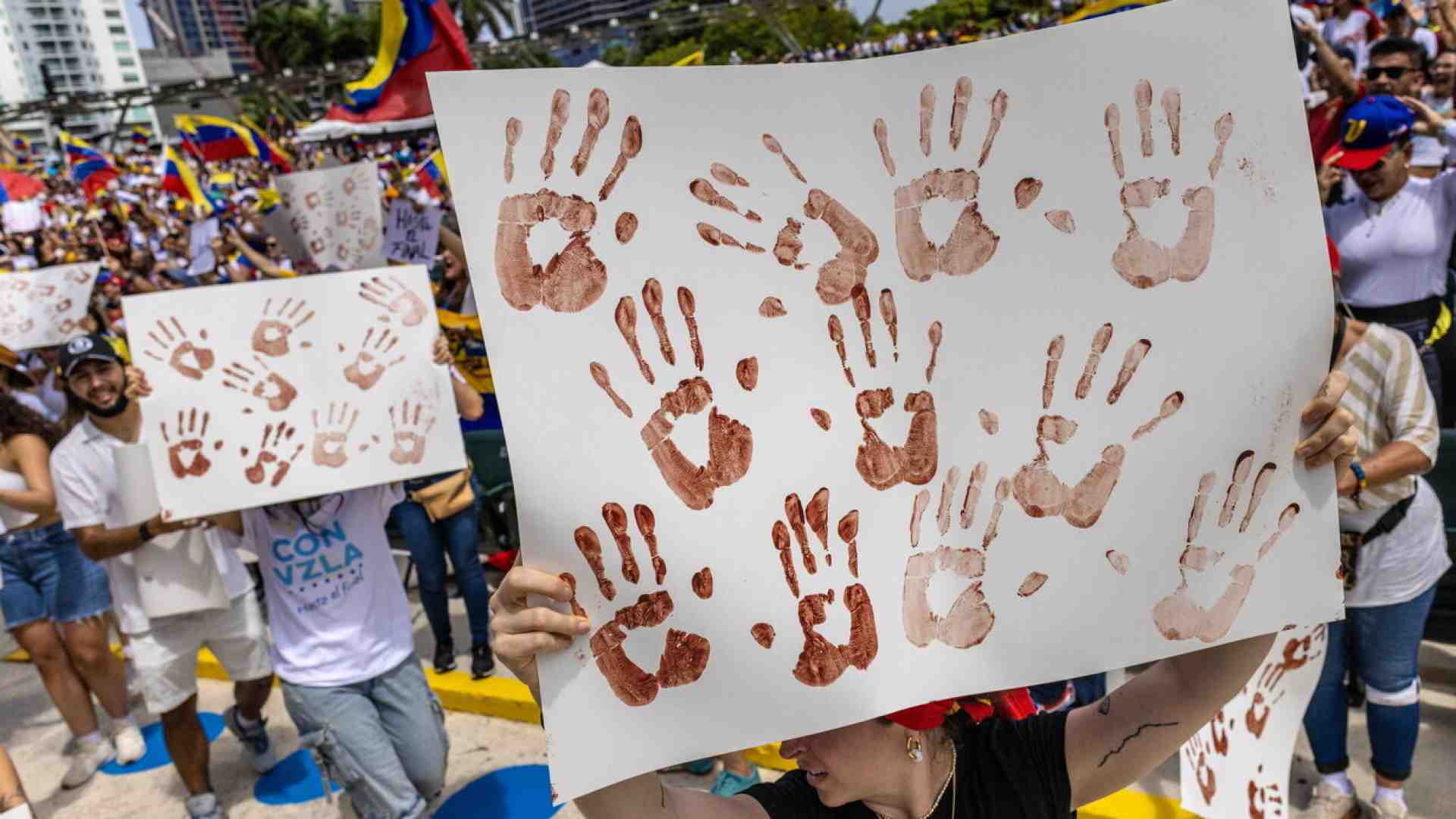 Maduro alle strette, ma continua a sporcare di sangue il Venezuela