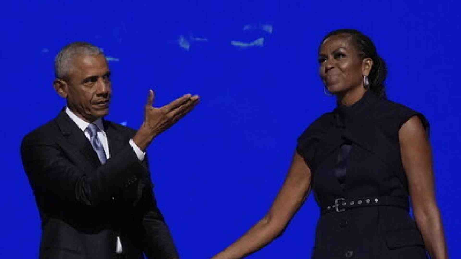A Chicago arrivano gli Obama. Michelle si prende la scena e punta sul fattore mamme per lanciare Kamala