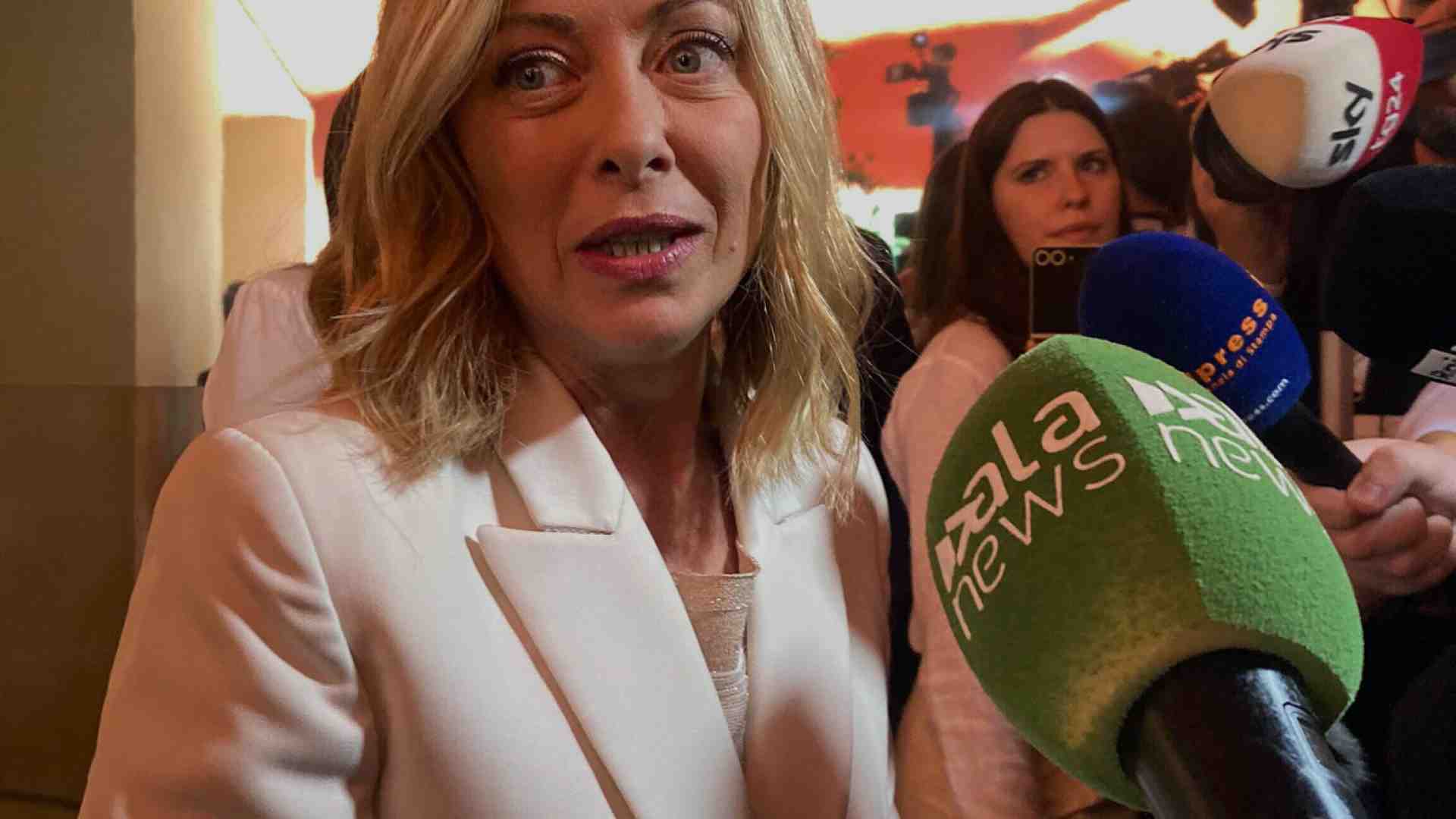 Rassegna dei complotti più plausibili di quello delle toghe, per rasserenare Meloni