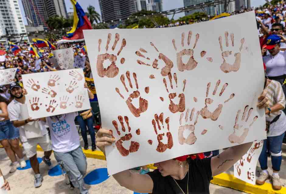 Maduro alle strette, ma continua a sporcare di sangue il Venezuela