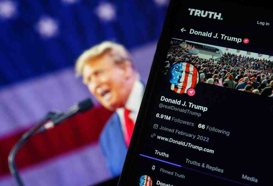 Nella realtà parallela del social Truth, ora Trump s’inventa pure i finti endorsement