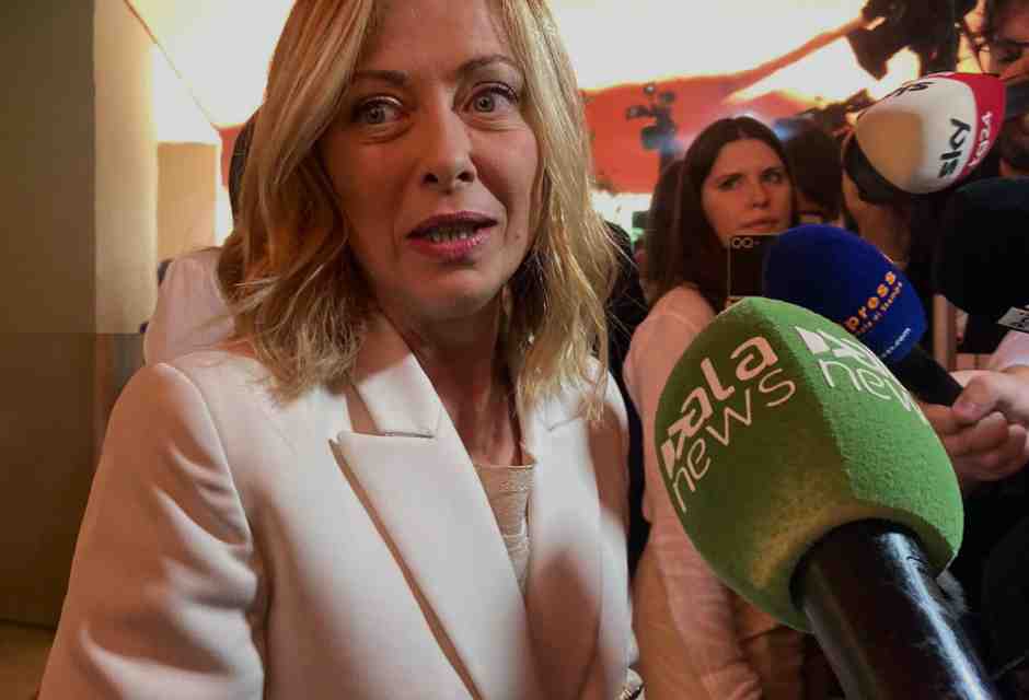 Rassegna dei complotti più plausibili di quello delle toghe, per rasserenare Meloni