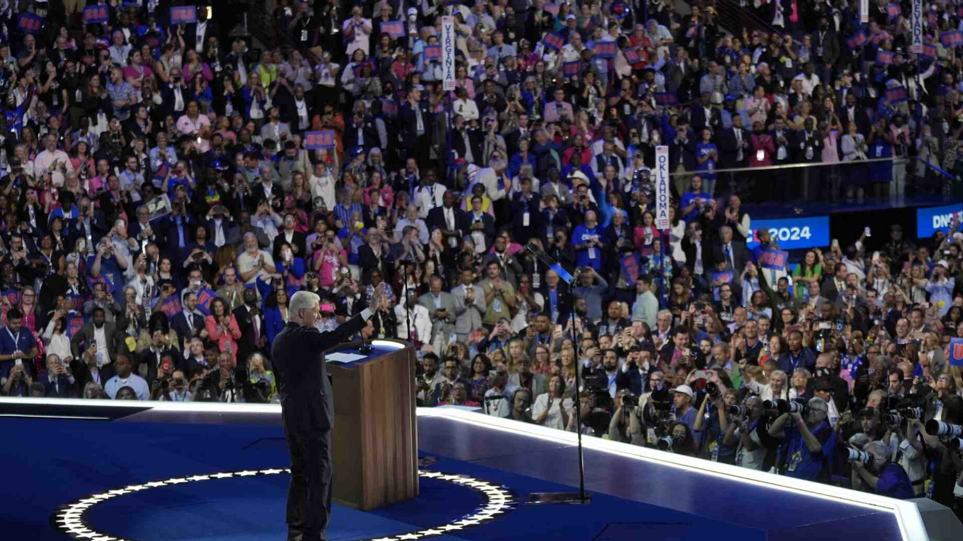 Dai Clinton a Tim Walz e Buttigieg. A Chicago il ricambio generazionale passa per una friggitrice ad aria