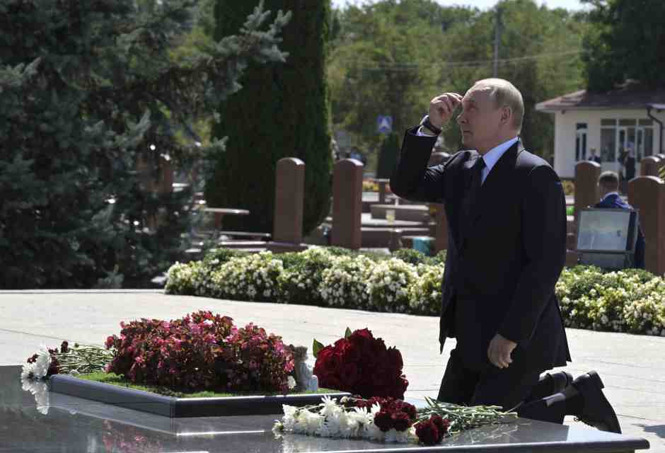 Per allontanarsi da Kursk, Putin cerca Kadyrov e va inginocchiarsi a Beslan. Errori tra bagni di folla