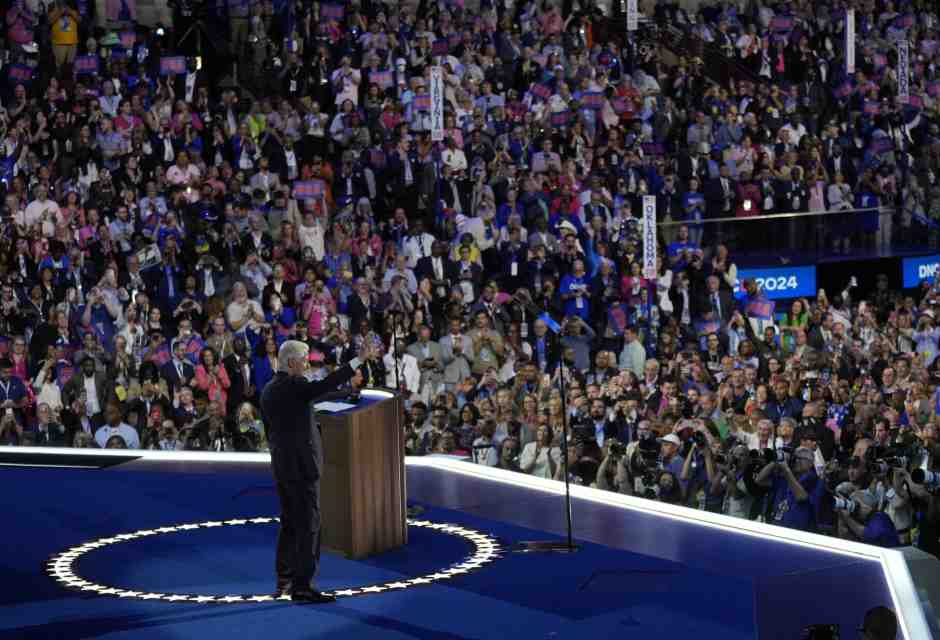 Dai Clinton a Tim Walz e Buttigieg. A Chicago il ricambio generazionale passa per una friggitrice ad aria