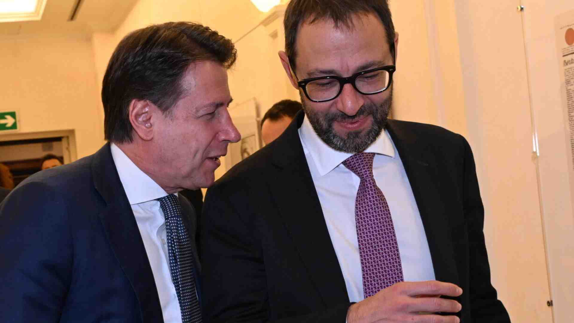 Nel M5s la rottura è più vicina. Conte tira dritto. E Patuanelli: “Difficile una mediazione con Grillo”