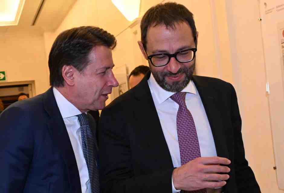 Nel M5s la rottura è più vicina. Conte tira dritto. E Patuanelli: “Difficile una mediazione con Grillo”