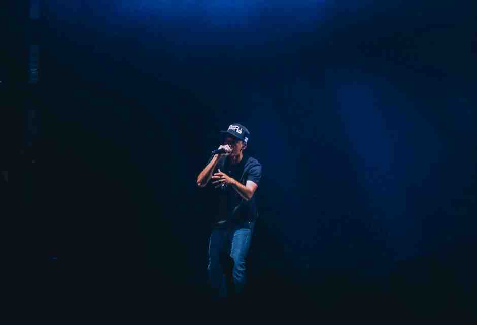 Il rapper danese che si è ritrovato in Donbas e il decreto salva valori tradizionali di Putin