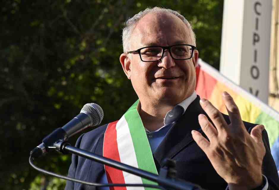 Gualtieri evoca complotti come la Raggi. Ma i giornali, la Rai e l'opposizione sono muti e muti