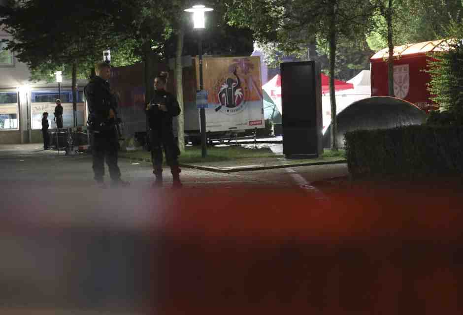 L'Isis rivendica gli accoltellamenti di Solingen. Si costituisce il presunto attentatore