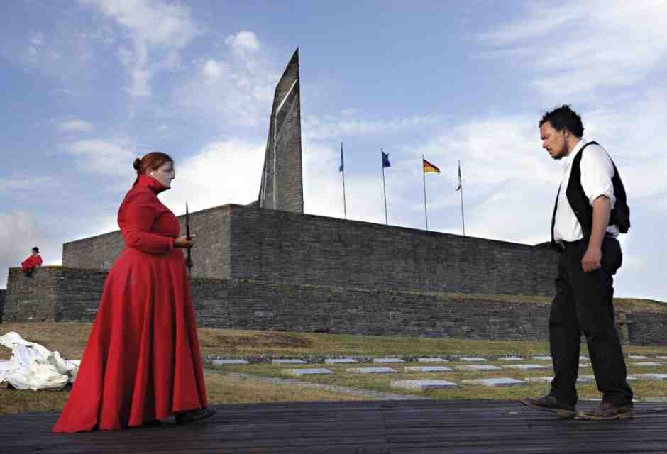 Viaggio al cimitero germanico della Futa, dove oggi vanno in scena Eschilo e Shakespeare