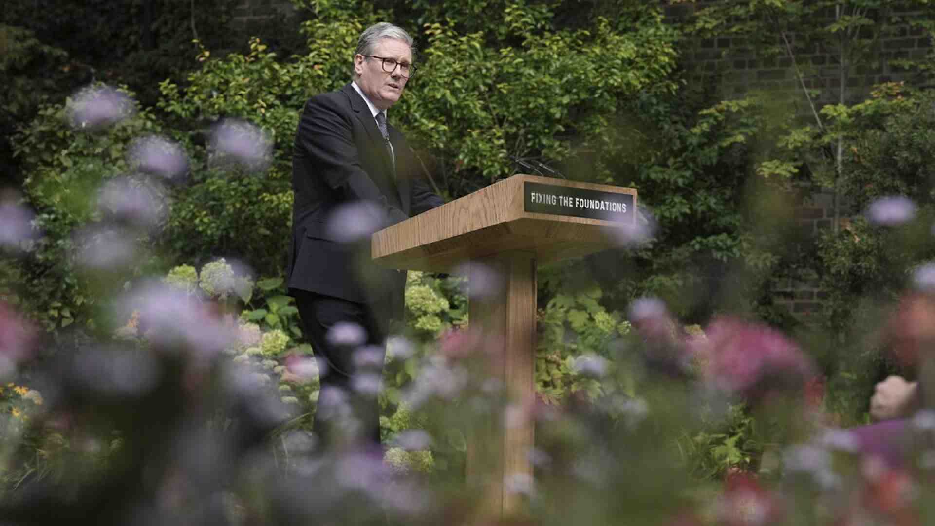 Il premier Starmer prepara gli inglesi a scelte dolorose