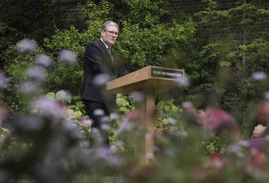 Il premier Starmer prepara gli inglesi a scelte dolorose