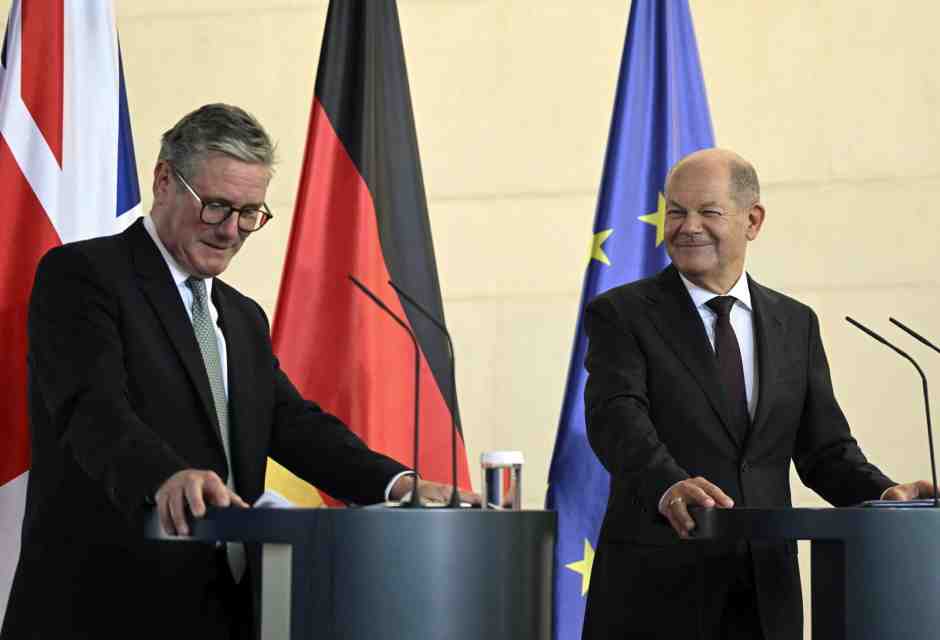 Se si riuniscono gli Oasis, si può pure superare la Brexit. Starmer inizia dal fratello tedesco