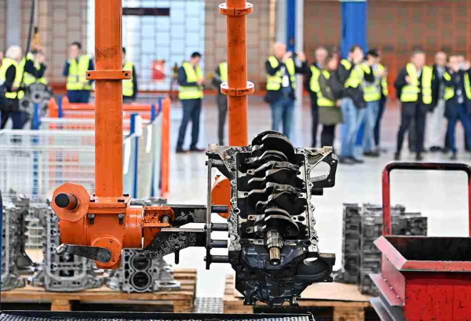 Istat: cala il fatturato dell'industria, ma l'export allevia il dolore