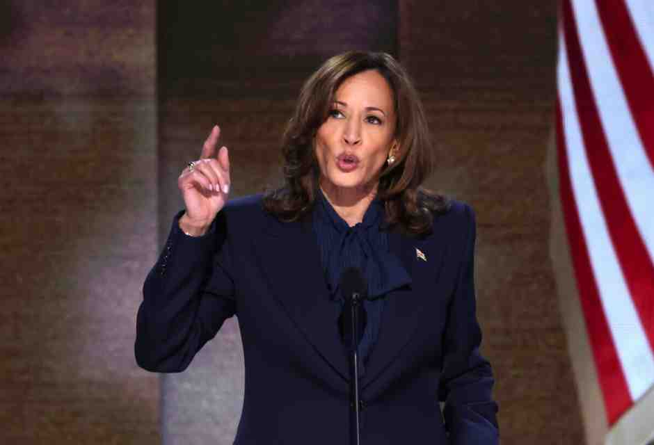 Per scongiurare il fallimento di Hillary del 2016, Kamala se ne sta lontana dal soffitto di cristallo