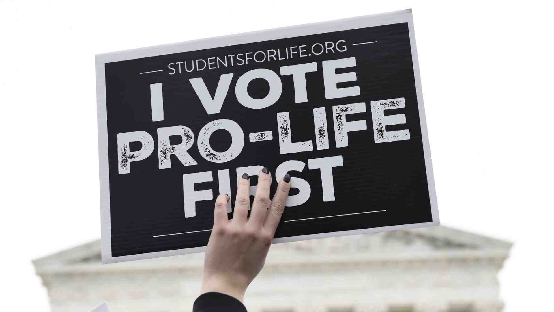 Il flip flop di Trump sull’aborto: rivede le posizioni pro life (pure sull’Obamacare)