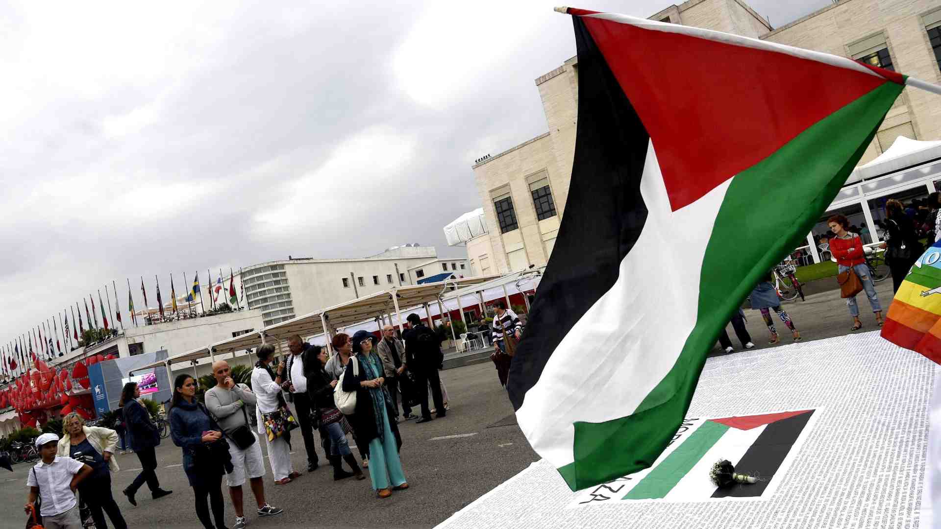 La bandiera palestinese alla Biennale e l’appropriazione politica di un’opera d’arte