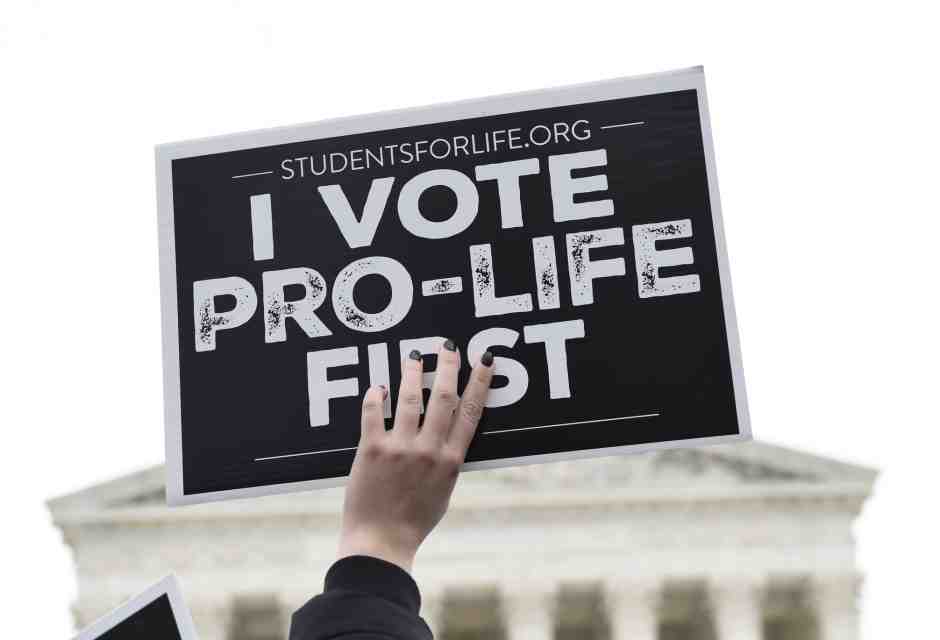 Il flip flop di Trump sull’aborto: rivede le posizioni pro life (pure sull’Obamacare)