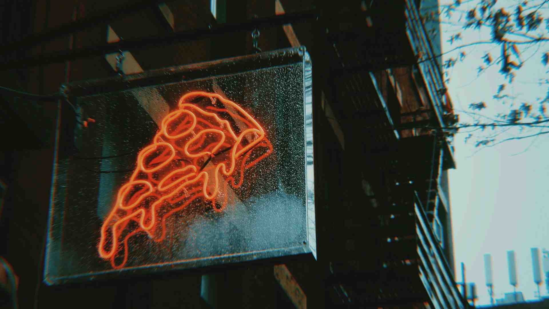 Leggere Francesco Selvi per disintossicarsi dalla pizza, oppio dei poveri italiani