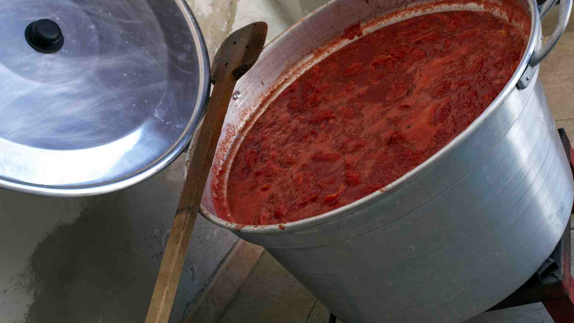 Rossa madeleine. È vero, chi non ha mai fatto la pummarola, forse davvero non ha mai vissuto