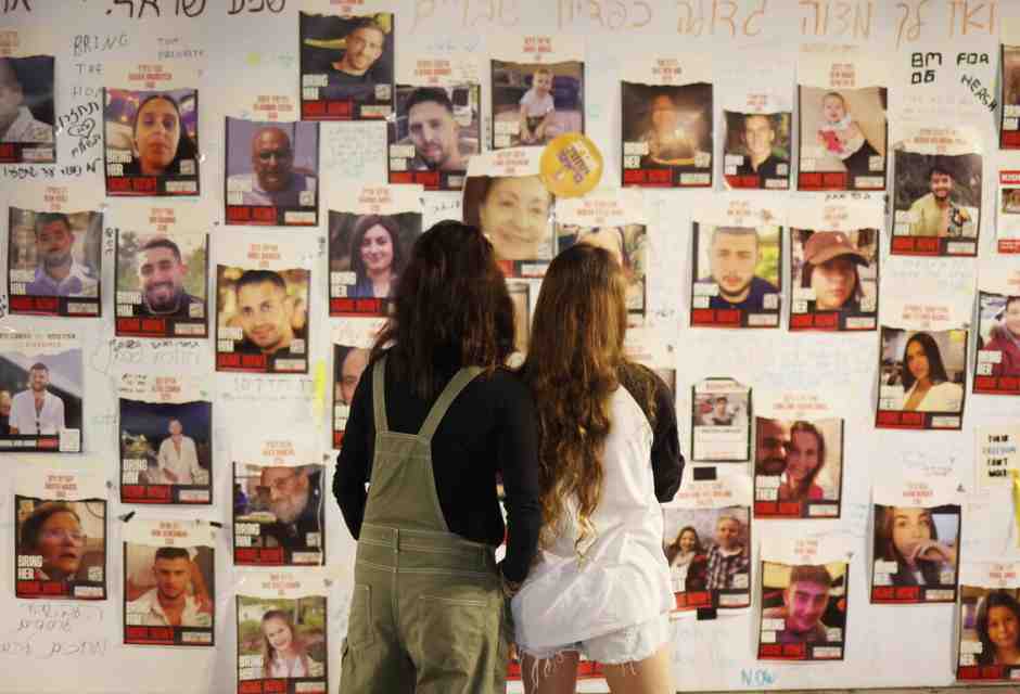 Perché l’occidente ha paura di piangere gli ostaggi giustiziati da Hamas