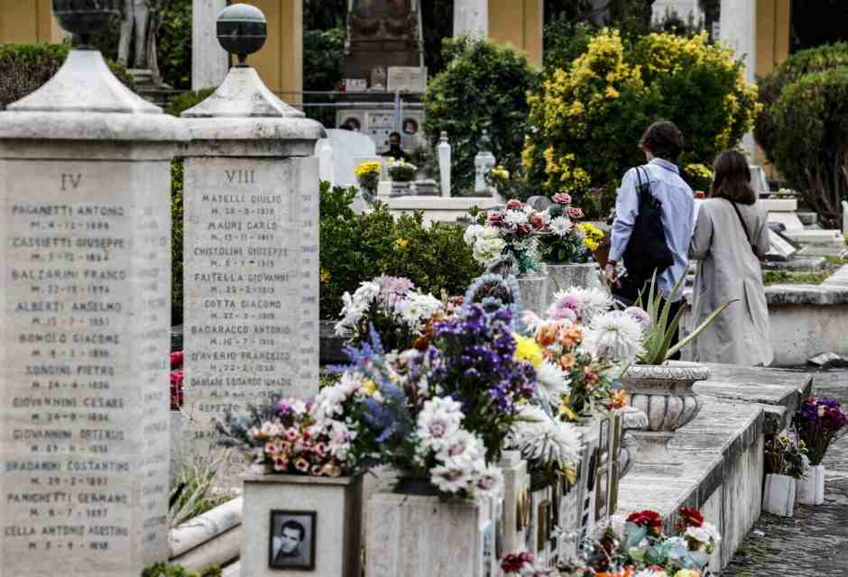 Se anche gli ottantenni tradiscono l'identità cattolica e italiana, facendosi cremare