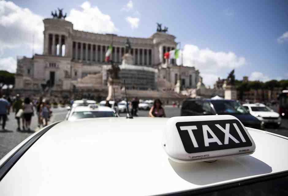 Le nuove licenze dei taxi a Roma sono una buona notizia, ma la strada giusta è quella della Consulta