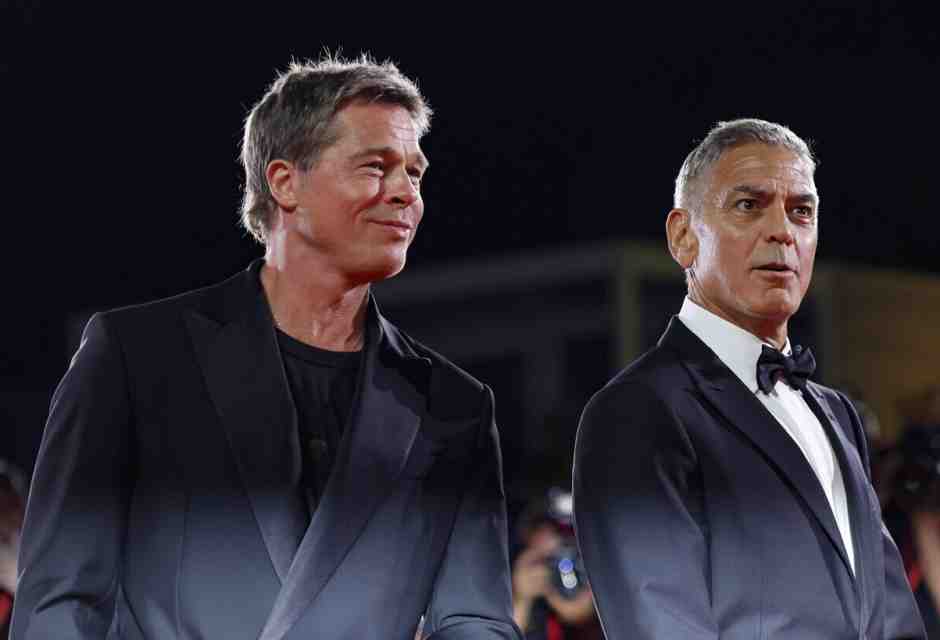 La sfilata di Clooney e Pitt a Venezia riporta in auge l'avanspettacolo