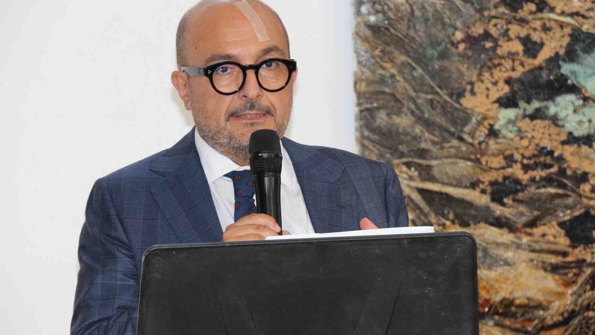 Il baro Sangiuliano: il bluff del denaro, le pressioni ai quotidiani. Resiste. Ma del G7 Cultura se ne occupa Meloni