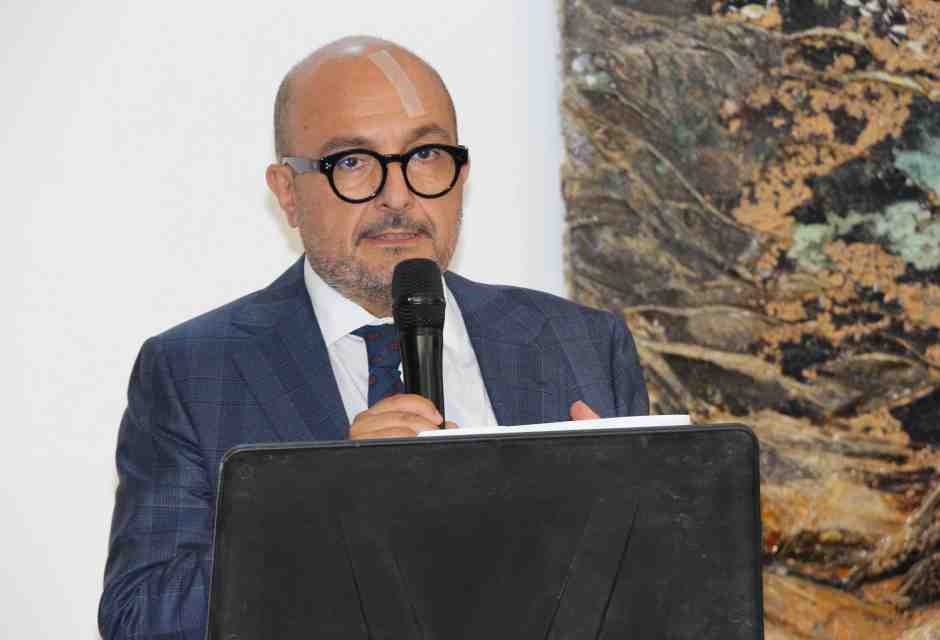 Il baro Sangiuliano: il bluff del denaro, le pressioni ai quotidiani. Resiste. Ma del G7 Cultura se ne occupa Meloni