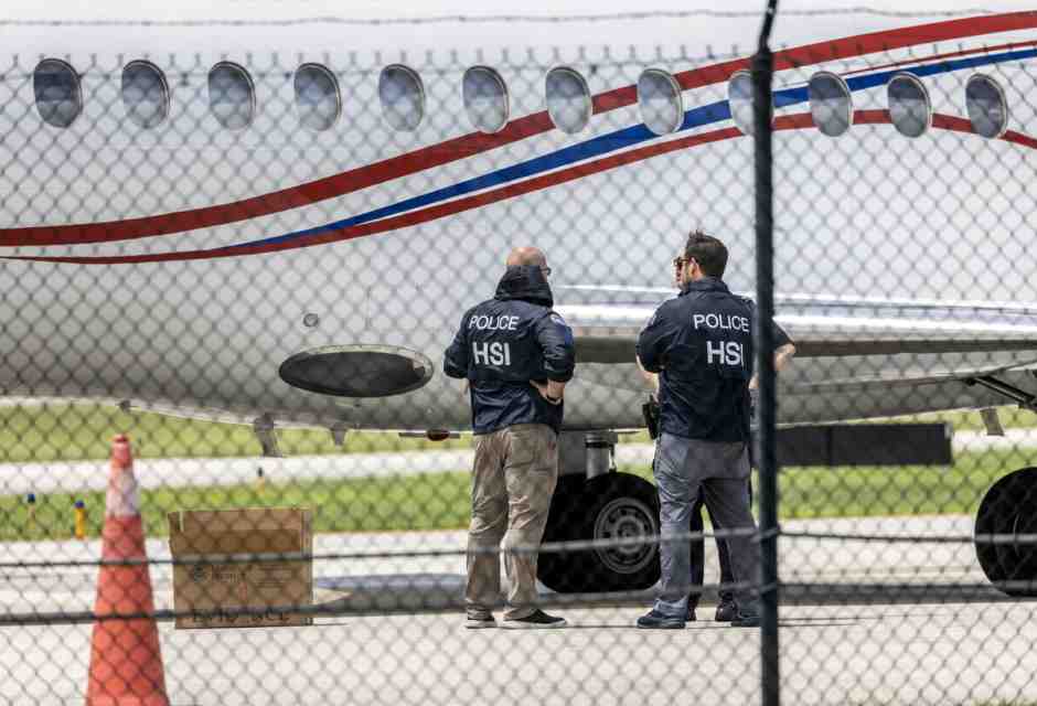 L'aereo di Maduro sequestrato dagli Stati Uniti, ma la sua preoccupazione è anticipare il Natale
