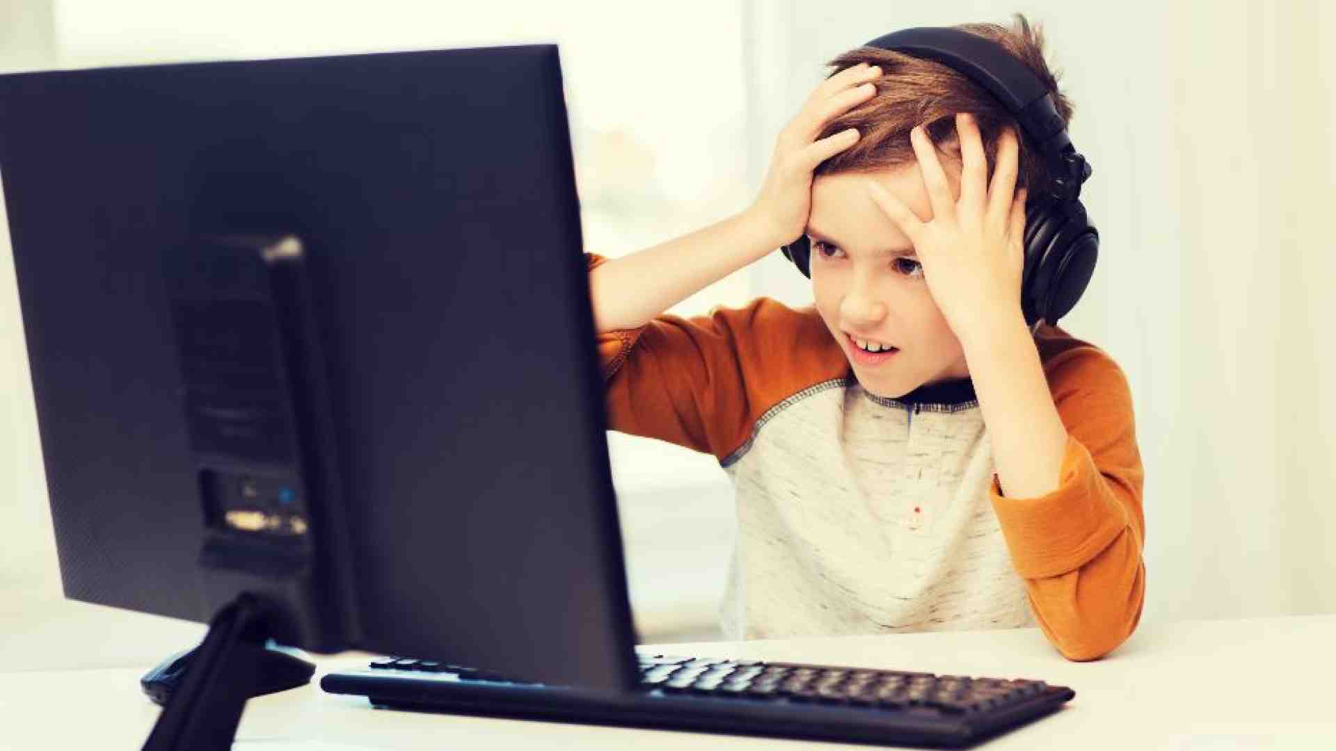 Le Big Tech corrono ai ripari contro l'abuso social dei giovani