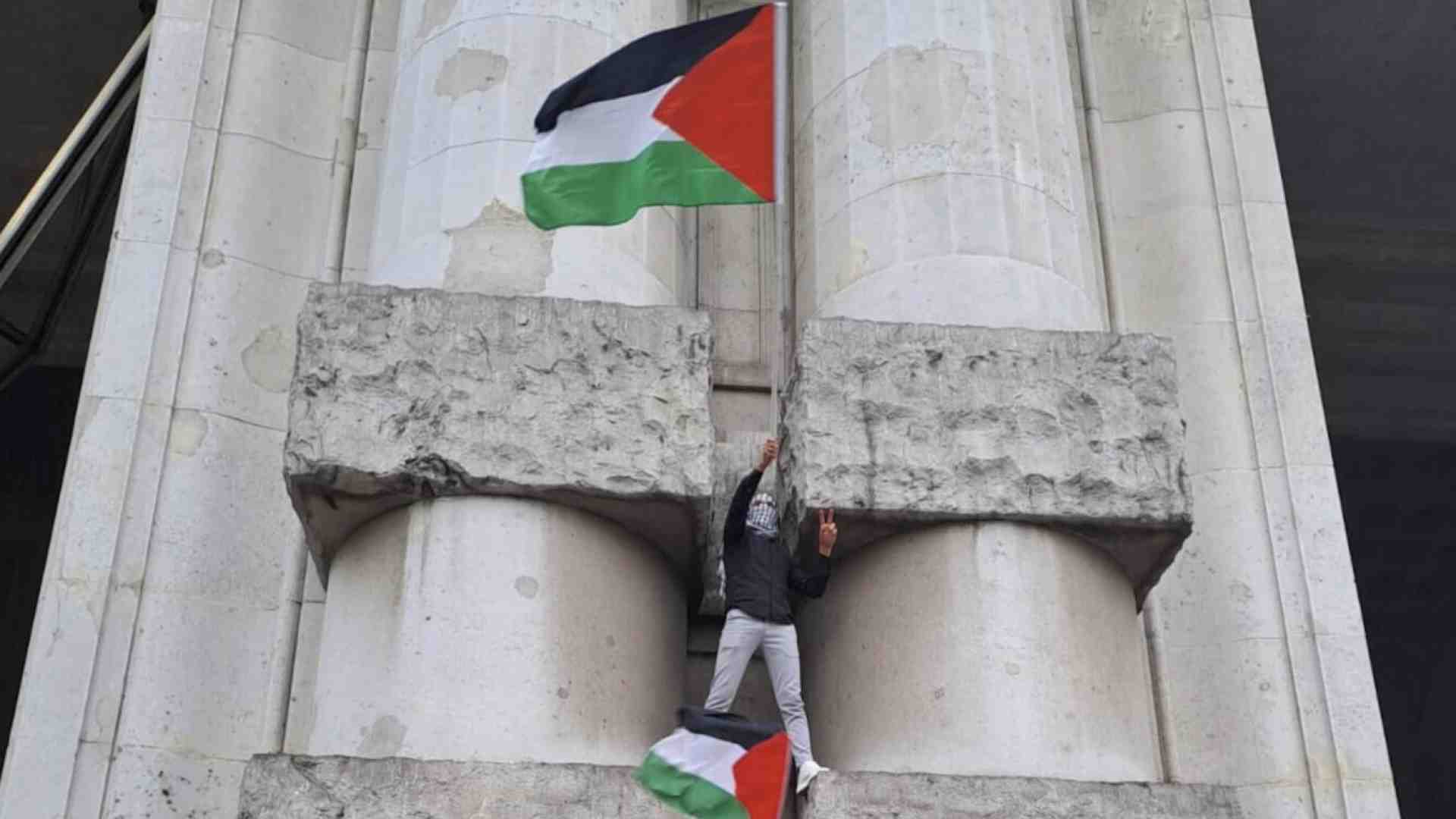 E manifestino, dunque, i giovani palestinesi