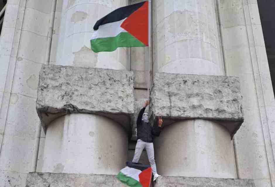 E manifestino, dunque, i giovani palestinesi