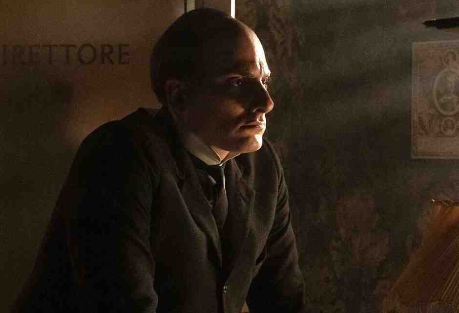 Alla Mostra arriva quel Duce urlante che fra trucco e protesi ricorda tanto Giorgio Bracardi