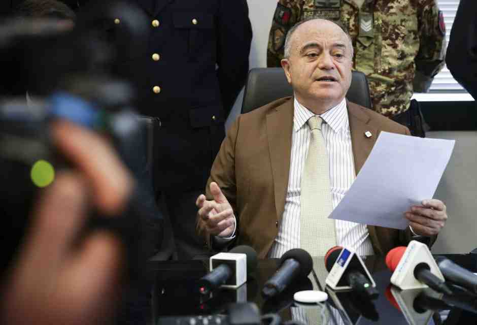 L'ennesima conferenza stampa show di Gratteri, tra forca e attacchi ai politici