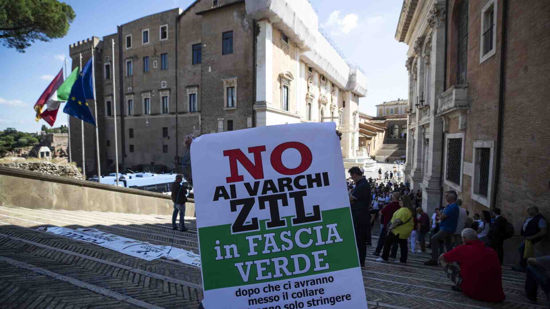 La nuova grana di Gualtieri: disinnescare in due mesi il divieto di circolazione delle auto più vecchie a Roma