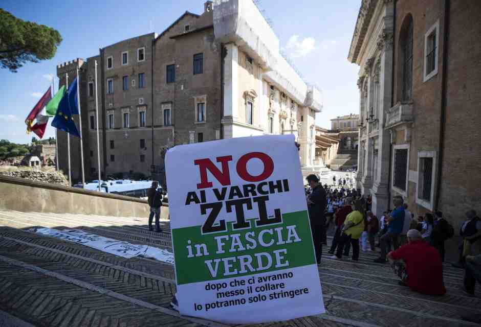 La nuova grana di Gualtieri: disinnescare in due mesi il divieto di circolazione delle auto più vecchie a Roma
