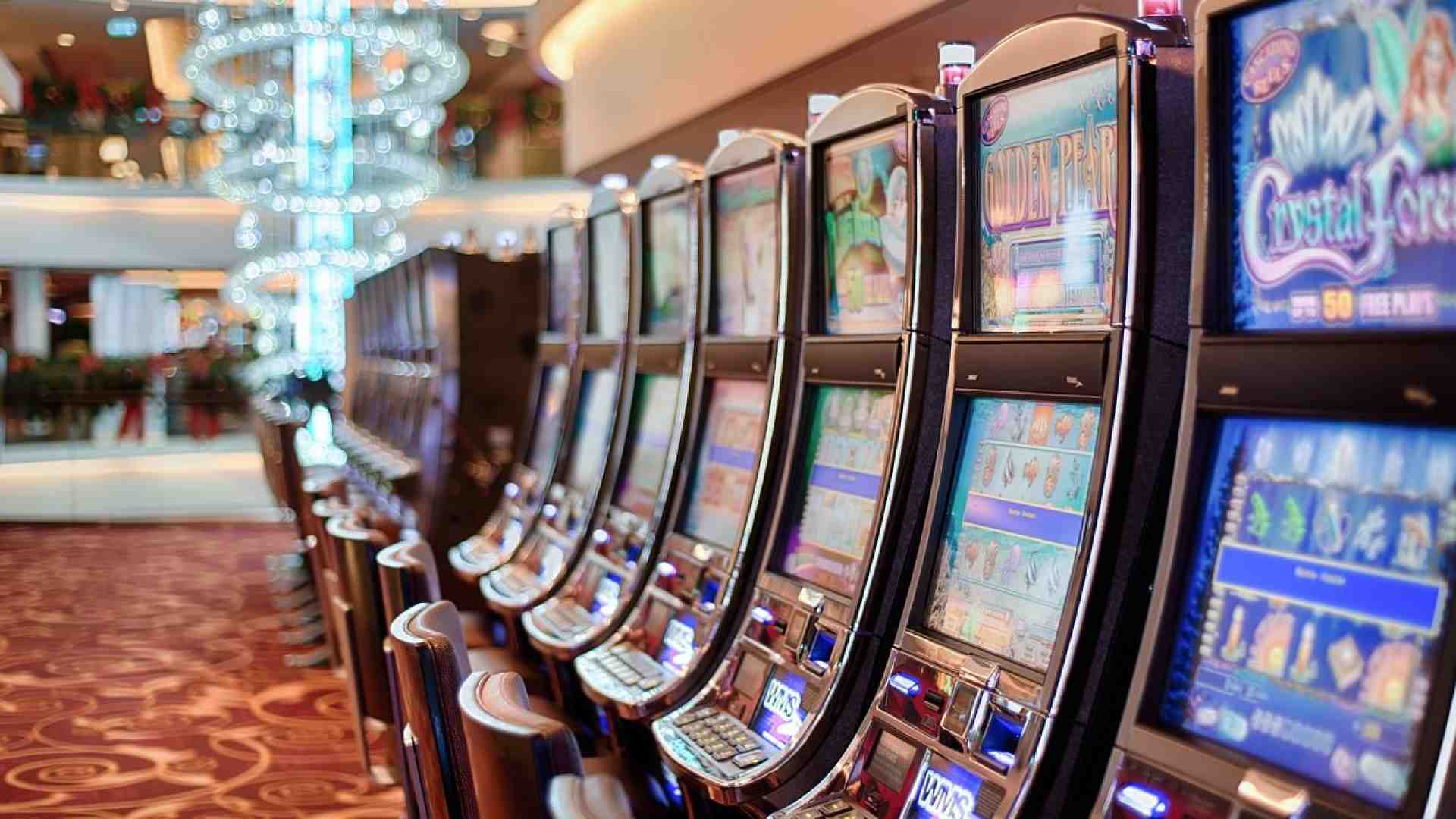 Finti pagamenti con il pos per giocare alle slot: quattro denunce