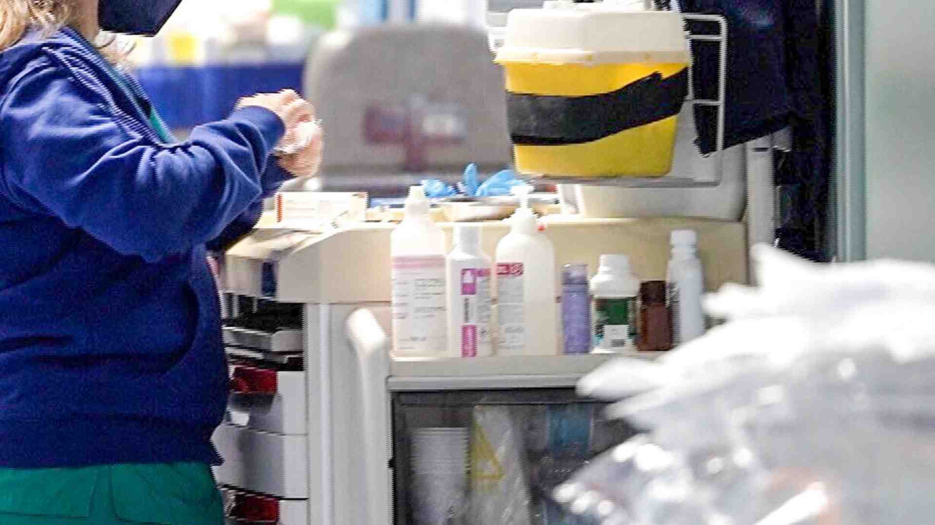 Alle aggressioni a medici e infermieri FdI risponde con il Daspo. Ma il problema è la carenza di personale