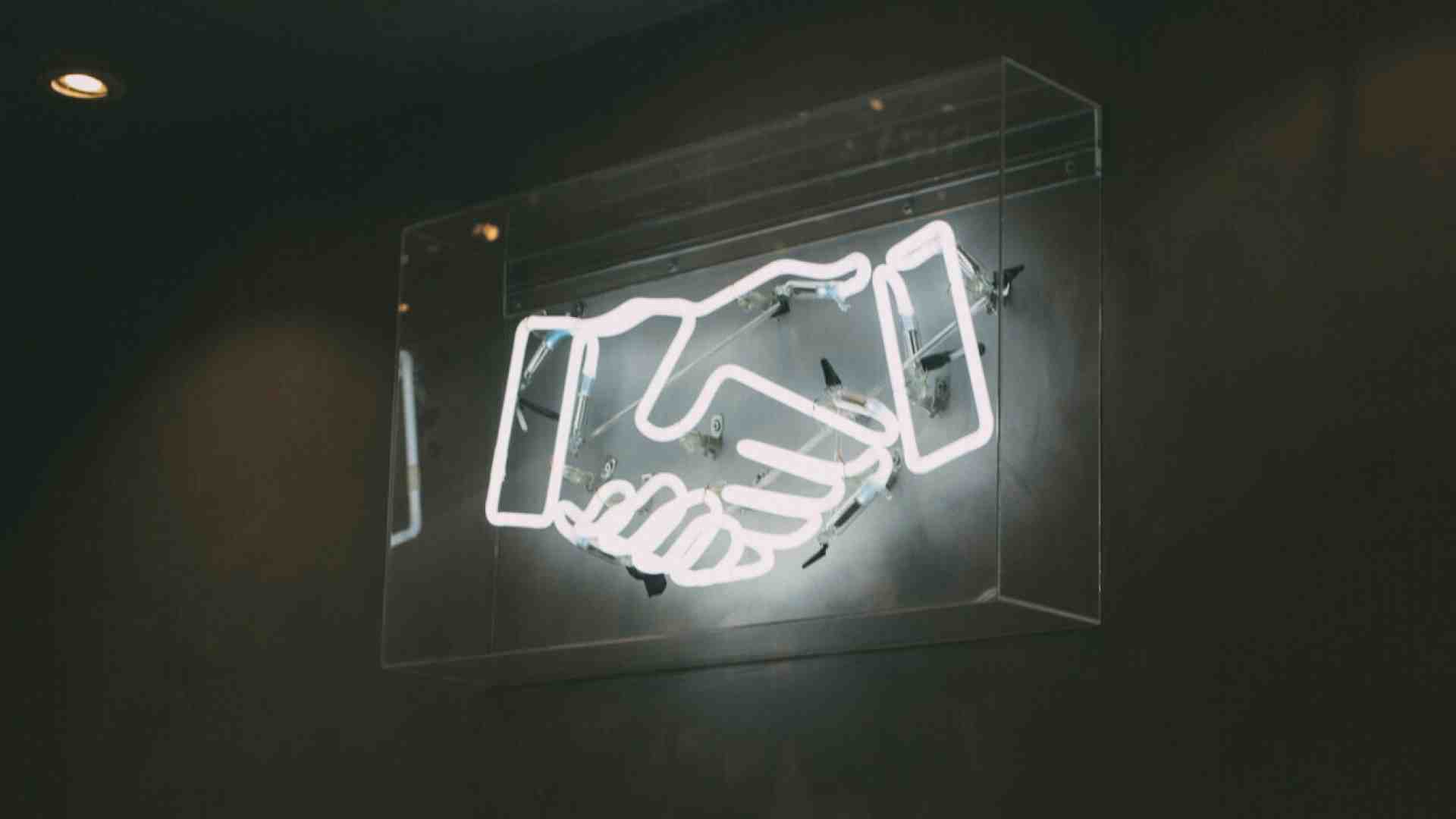 Grazie che gli italiani non fanno più figli: sono diventati antitattili