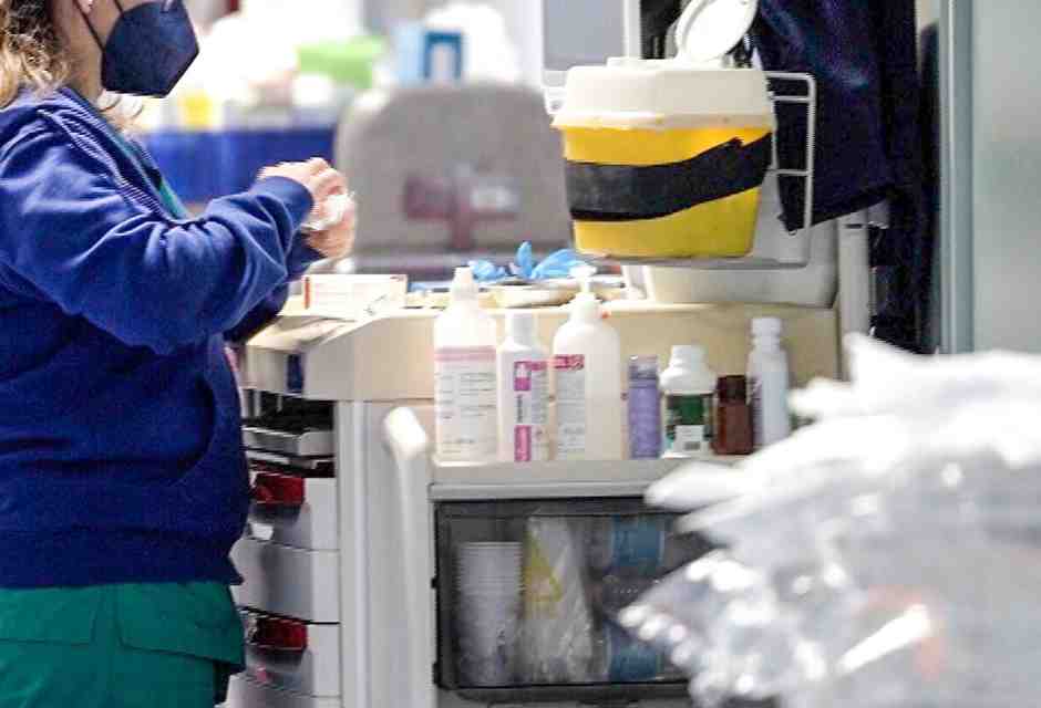 Alle aggressioni a medici e infermieri FdI risponde con il Daspo. Ma il problema è la carenza di personale