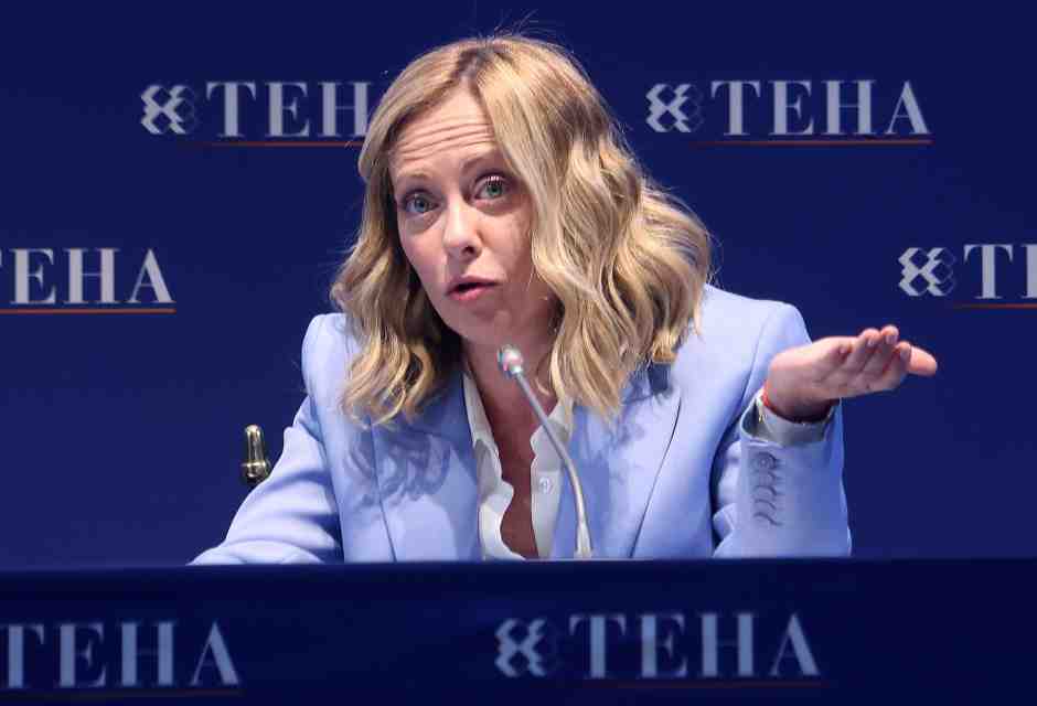 Meloni contro la famiglia Berlusconi e Gianni Letta. Il giallo della tassa scomparsa a favore degli eredi del Cav.