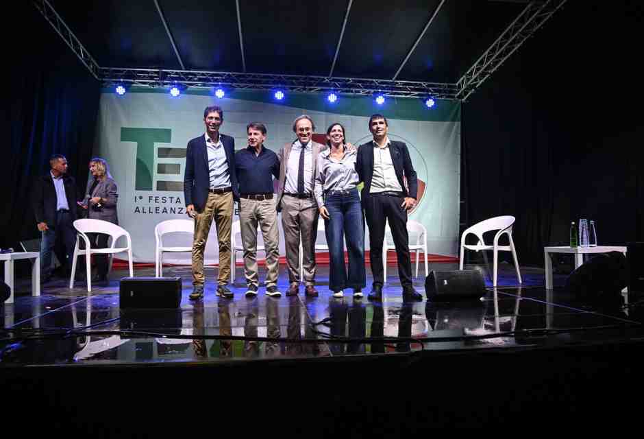 Il campo largo si ritrova alla festa di Avs tra proclami di unità e qualche fischio su Renzi e Ucraina