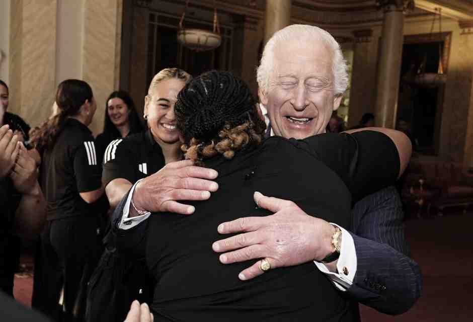 Re Carlo nella mischia: il colbacco d’orso delle Guardie e un’idea per il governo