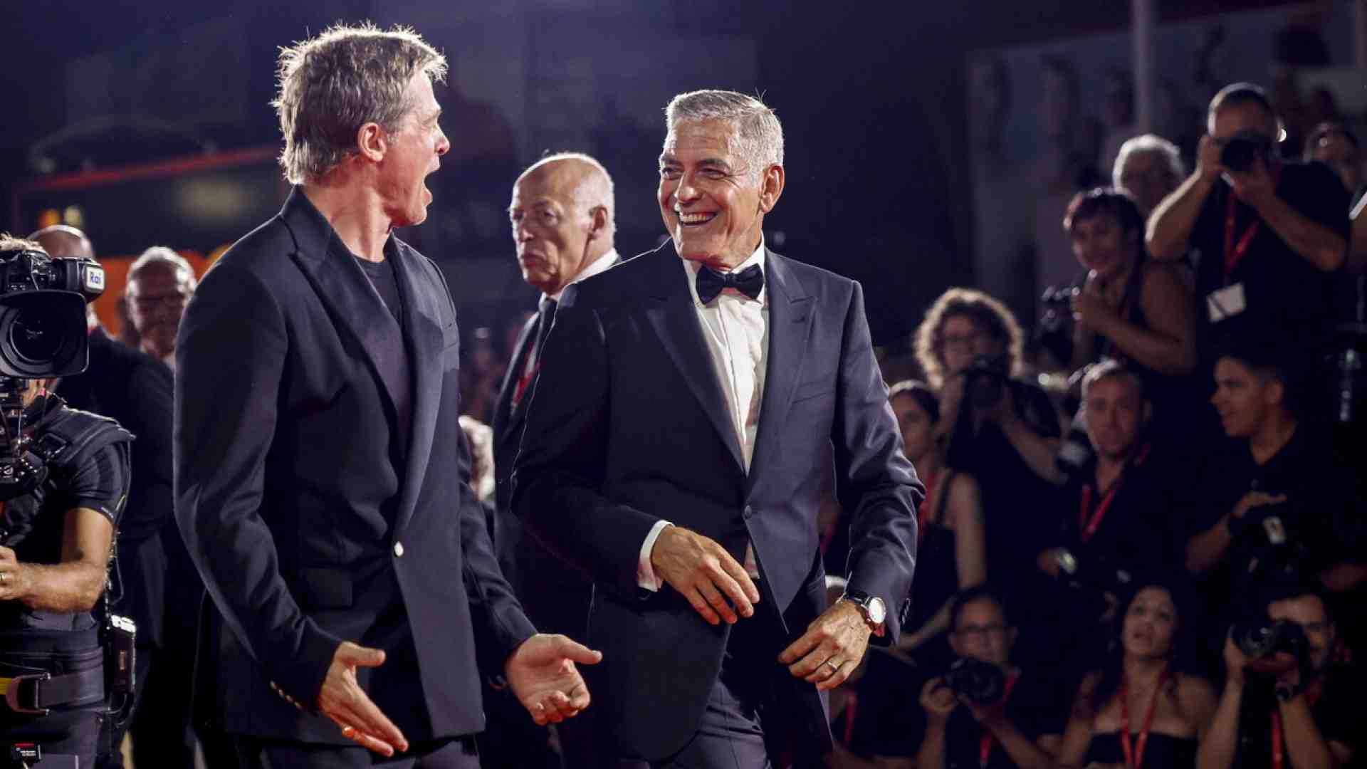 Quattro lezioni più una apprese da Brad Pitt e George Clooney sul red carpet di Venezia