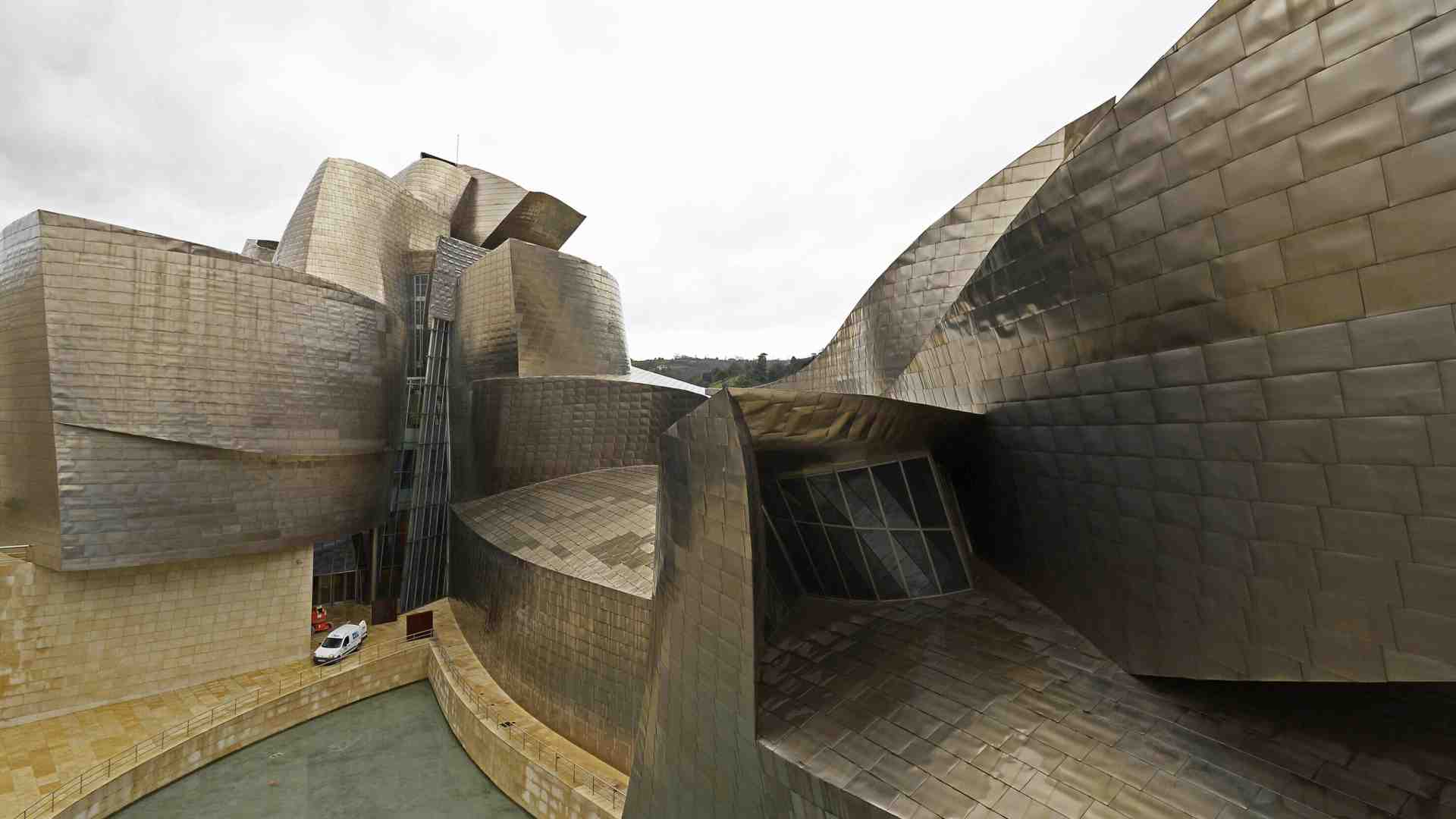 Il cielo su Bilbao, fra curve metalliche e immense spirali